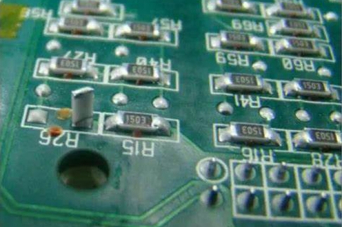 PCB焊接中的立碑问题：成因分析与工艺优化